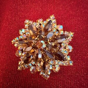 Elegant Gold and Brown Gemstone Brooch